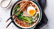 Sopa de fideos ramen con pack choi 
