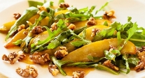 Ensalada de peras asadas con nueces y rúcula