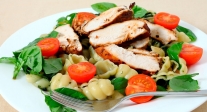 Ensalada de pasta con pollo a la parrilla
