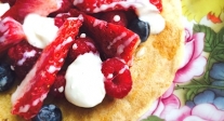 Crepe con frutos rojos y yogur avainillado