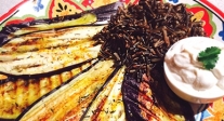 Berenjenas, arroz salvaje y salsa de yogur y tahina