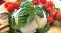 Ensalada Caprese con rúcula y berenjena