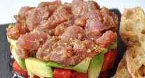 Tartar de atún con tomate y aguacate 