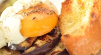 Torre de verduras braseadas con huevo poché