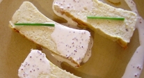 Pastel de puerros con salsa de mostaza antigua