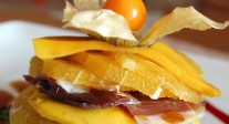 Ensalada de mango, naranja y jamón de pato
