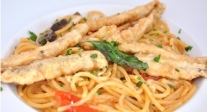 Espagueti con boquerones rebozados