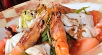 Ensalada de bacalao, langostinos y naranja