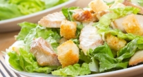 Ensalada César con pollo y croutons caseros