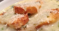 Sopa gratinada de cebolla y guisantes