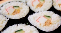 Maki sushi de atún, pepino y surimi
