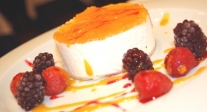 Flan de nata con almíbar de naranja y frutos rojos