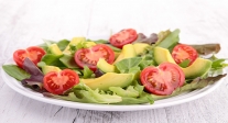 Ensalada veraniega con aguacate