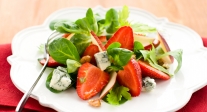  Ensalada de invierno: espinacas, fresas, manzana, queso azul y nueces 