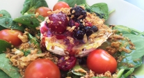 Ensalada de espinacas, frutos rojos y queso de cabra 
